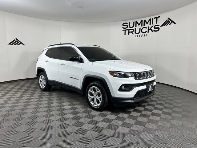 Used 2024 Jeep Compass Latitude AWD/4WD image 2