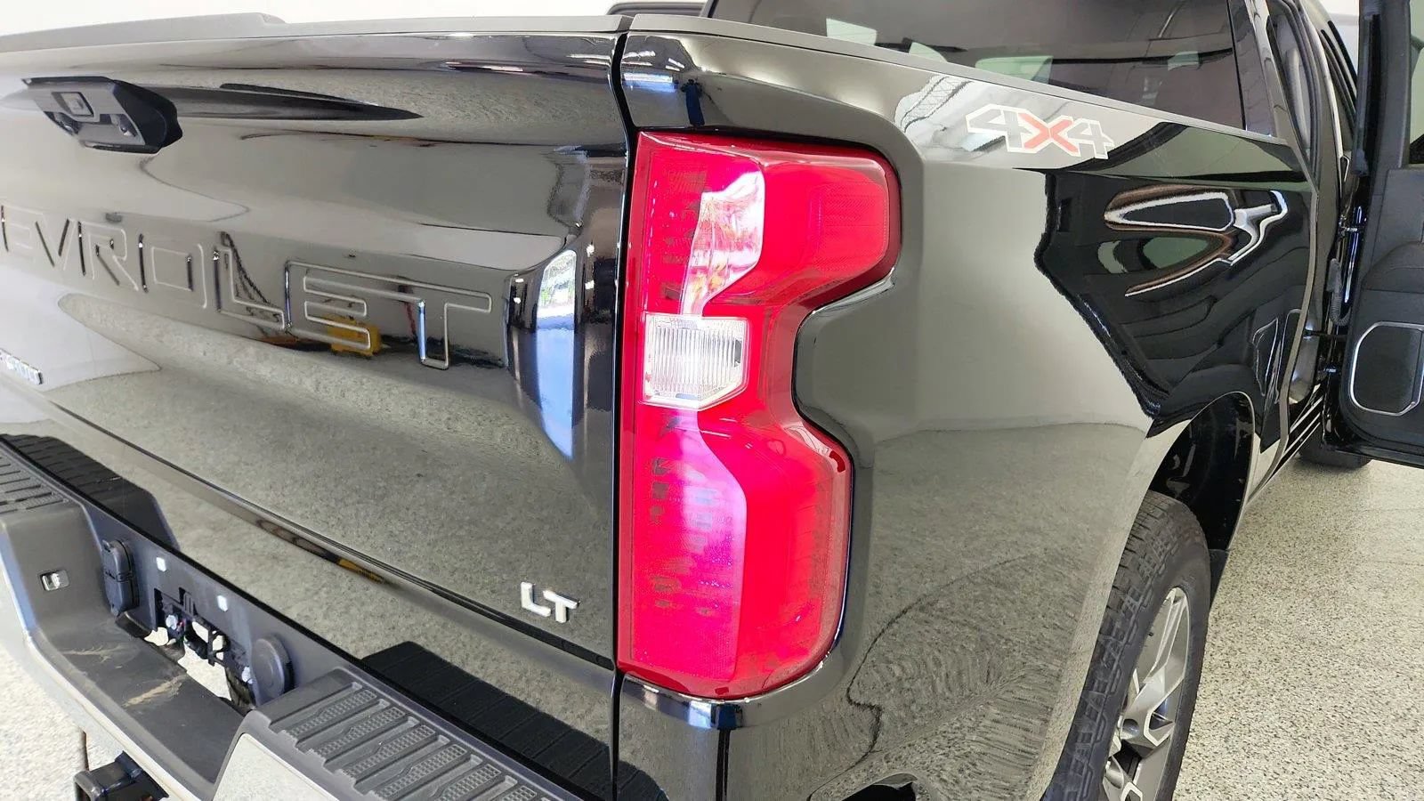 Used 2024 Chevrolet Silverado 1500 LT AWD/4WD image 34
