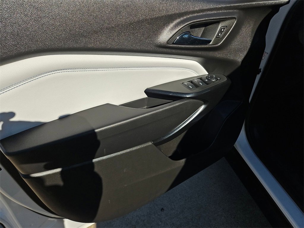 Used 2025 Chevrolet Trax LT w/ LT Convenience Package image 13