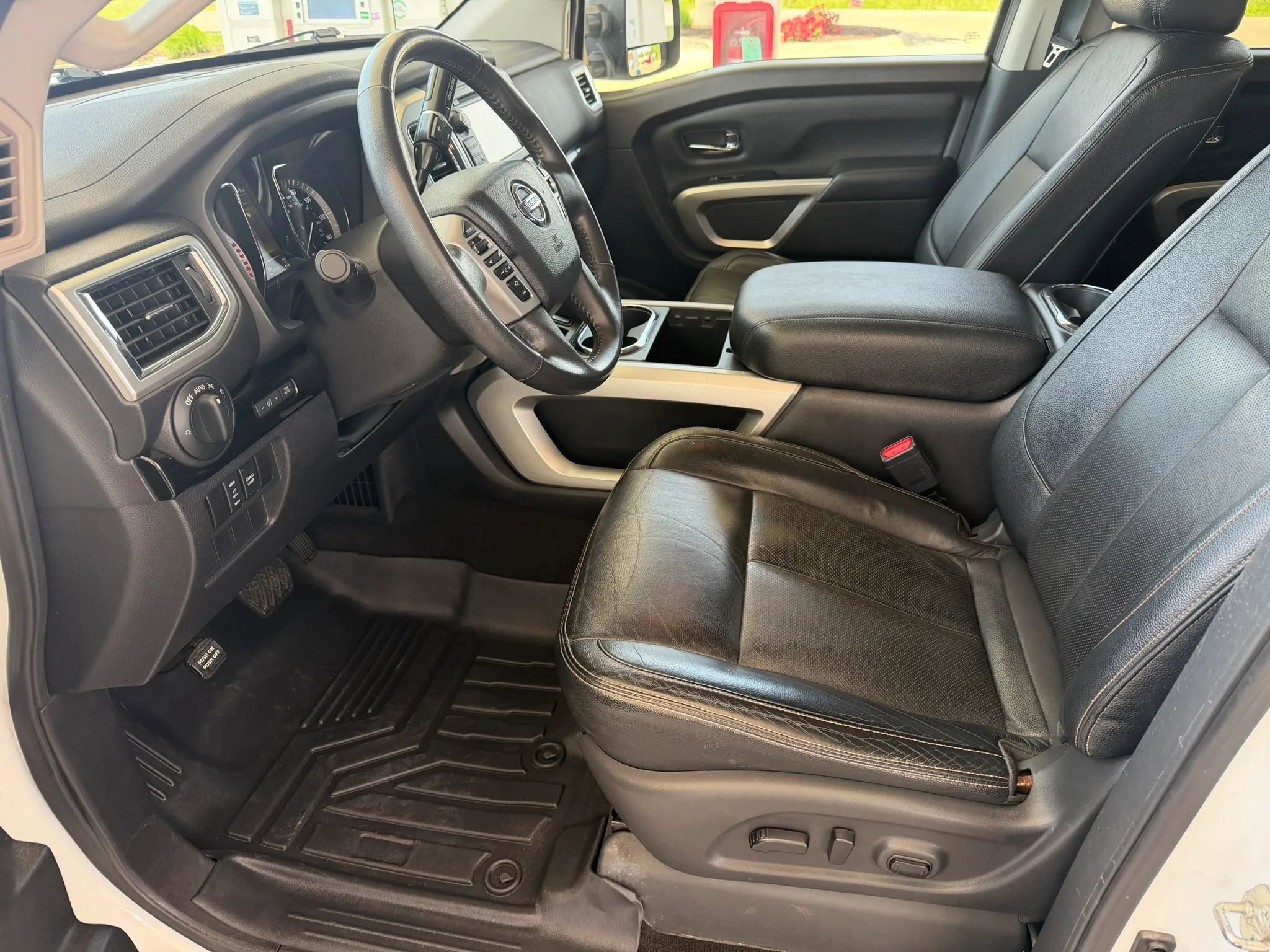 Used 2018 Nissan Titan SV w/ SV Convenience Package AWD/4WD image 9