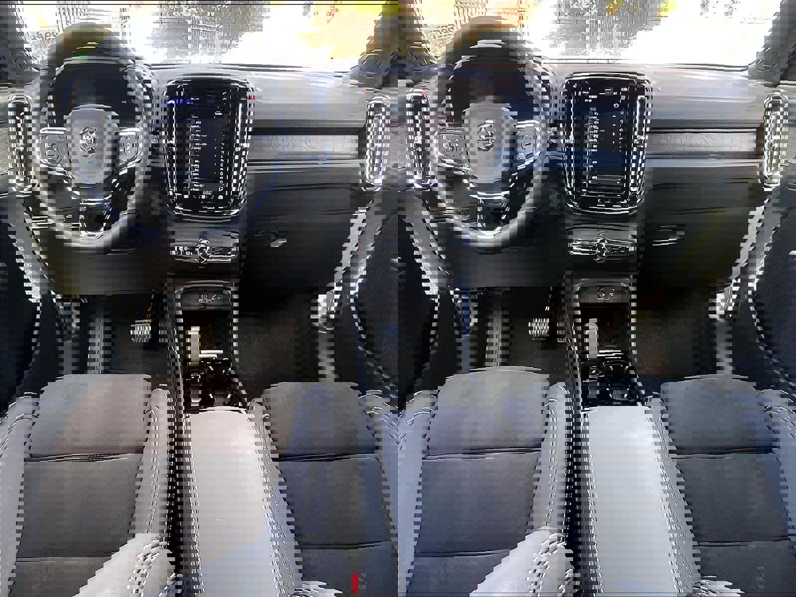 Used 2023 Volvo XC40 Recharge Plus w/ Protection Package Premier image 18