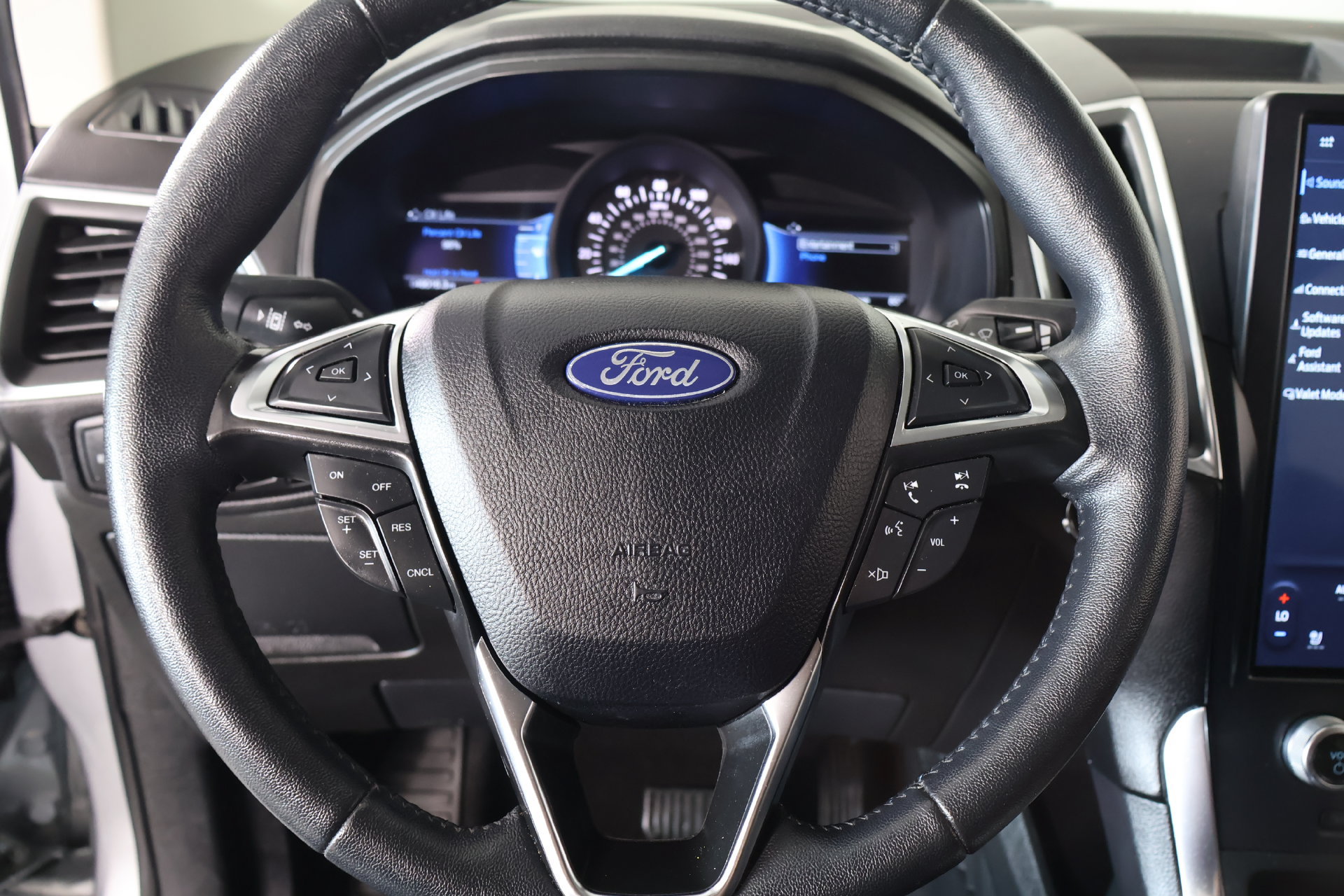 Used 2024 Ford Edge Titanium AWD/4WD image 3