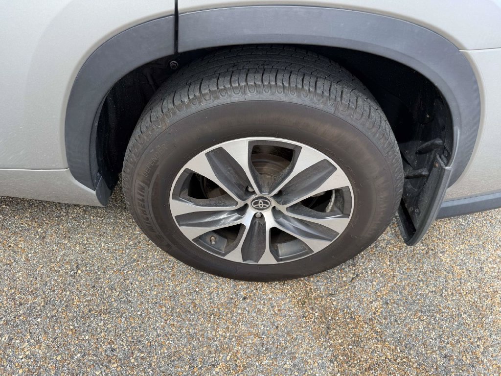 Used 2021 Toyota Highlander XLE AWD/4WD image 8