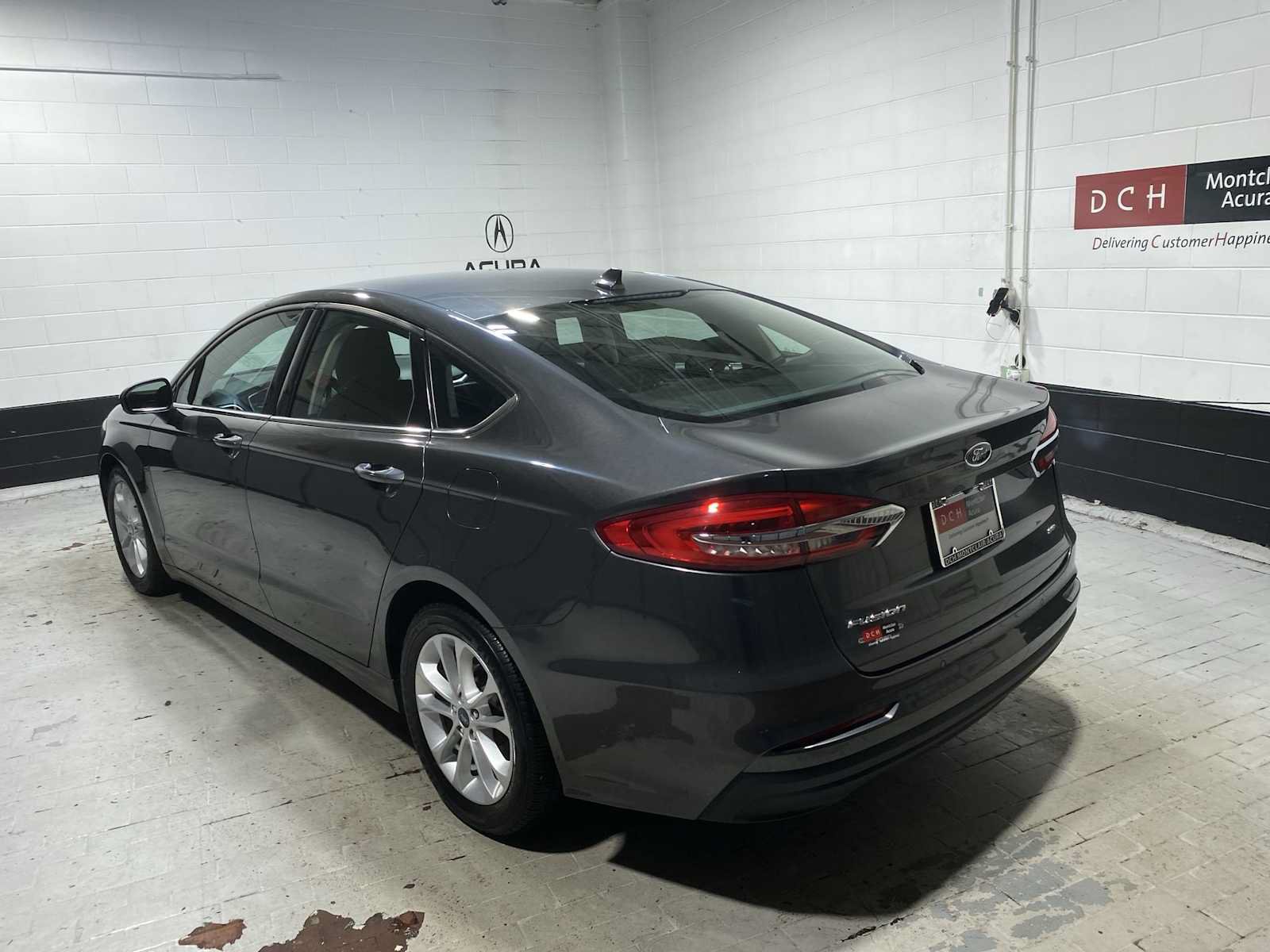 Used 2019 Ford Fusion SE FWD image 4