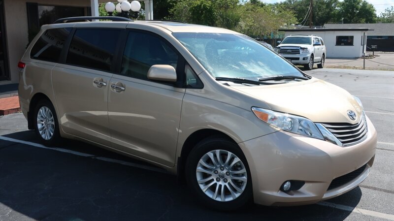 Used 2011 Toyota Sienna XLE w/ Premium Pkg FWD image 4