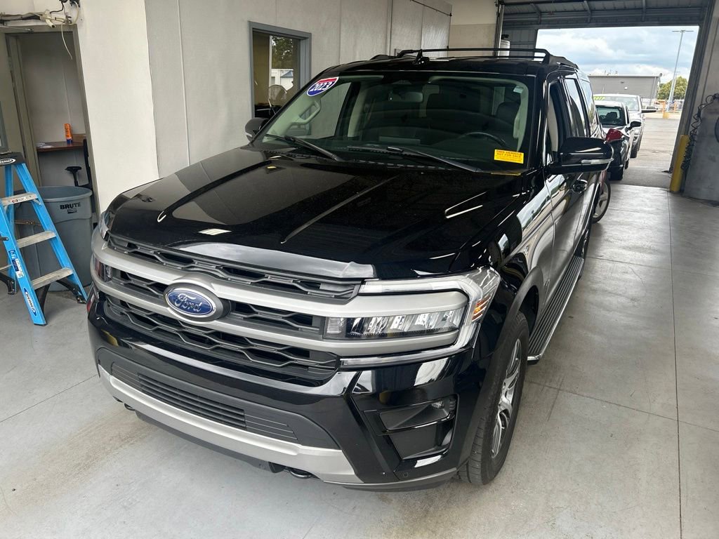 Used 2023 Ford Expedition XLT AWD/4WD image 2