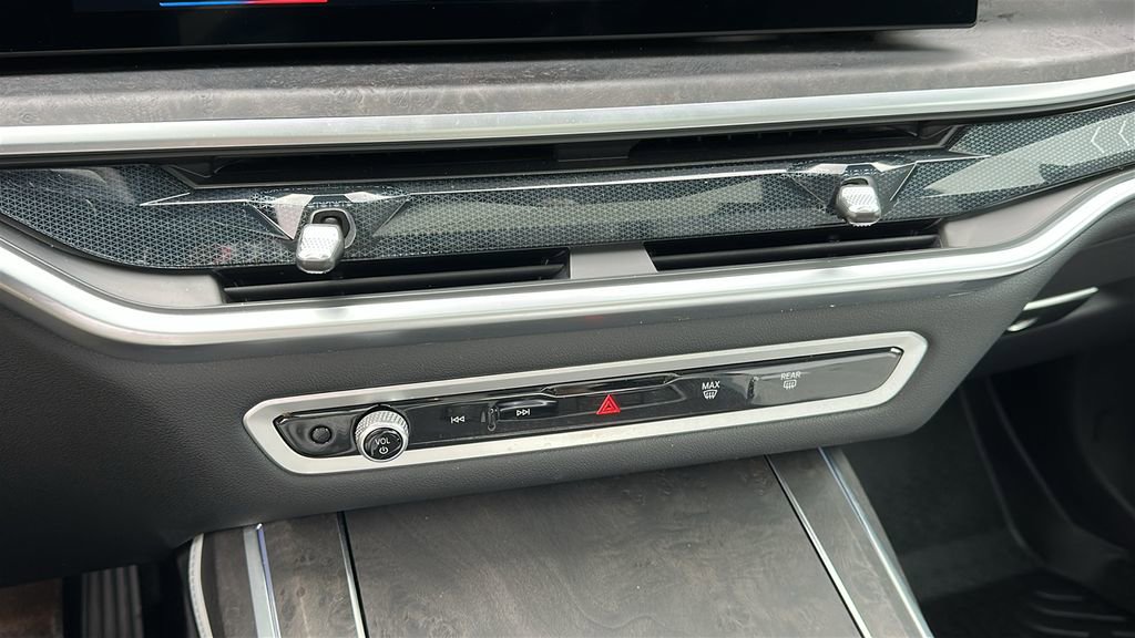 Used 2025 BMW X7 xDrive40i w/ Premium Package image 18