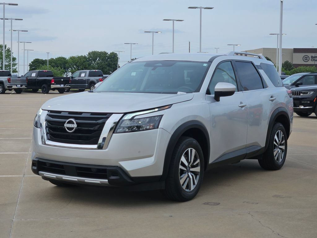 Used 2025 Nissan Pathfinder SL AWD/4WD image 3