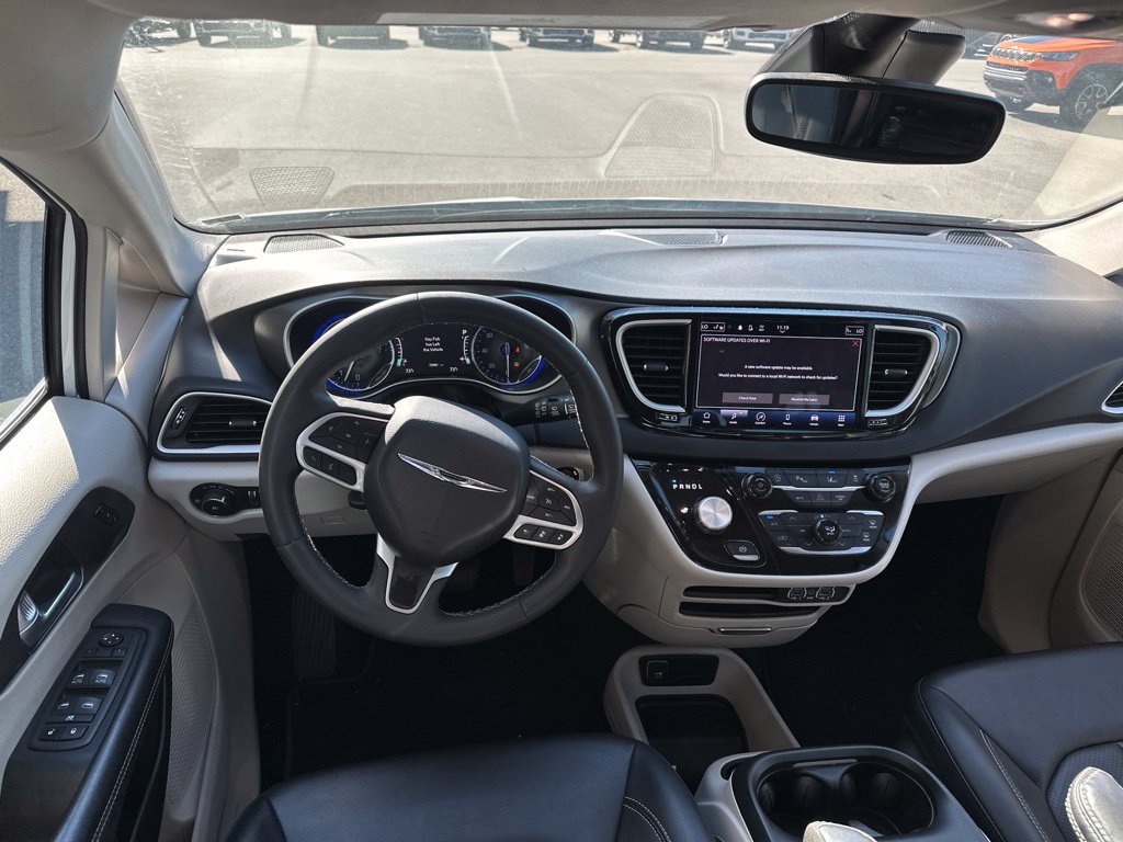 Used 2024 Chrysler Pacifica Touring-L FWD image 11