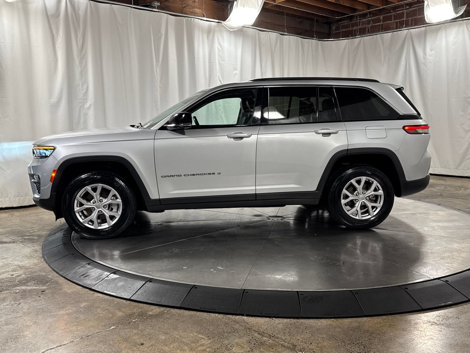 Used 2022 Jeep Grand Cherokee Limited AWD/4WD image 6