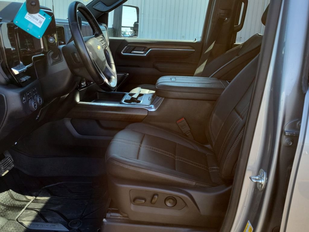 Used 2025 Chevrolet Silverado 3500 High Country w/ High Country Premium Package AWD/4WD video 2