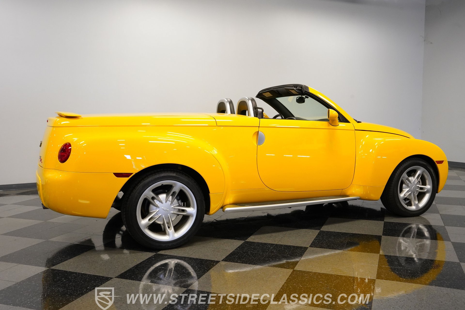 Used 2004 Chevrolet SSR w/ Preferred Equipment Group RWD image 14