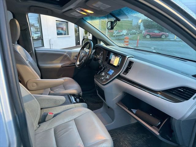 Used 2015 Toyota Sienna XLE w/ XLE Navigation Package image 11