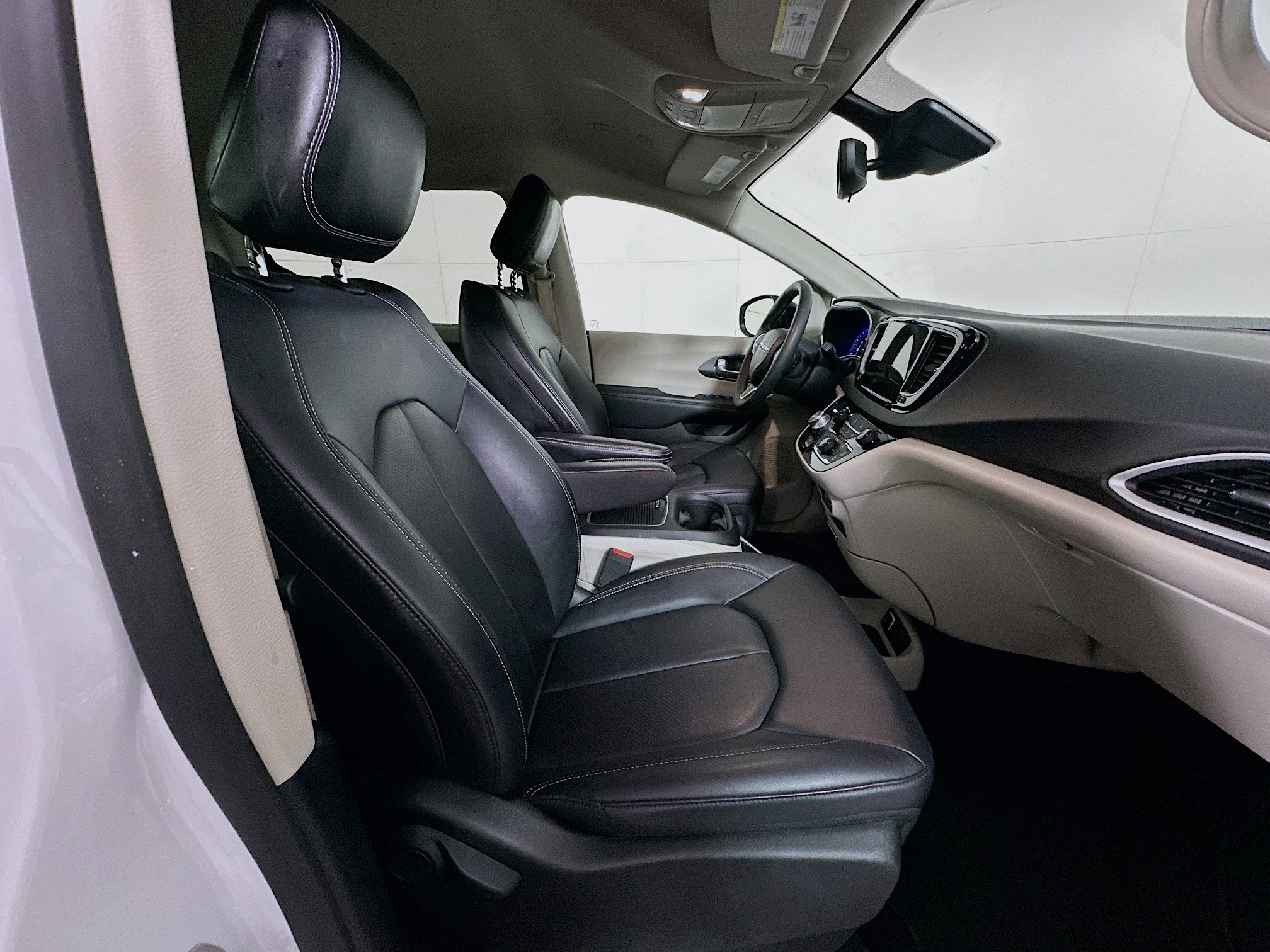Used 2024 Chrysler Pacifica Touring-L FWD image 33