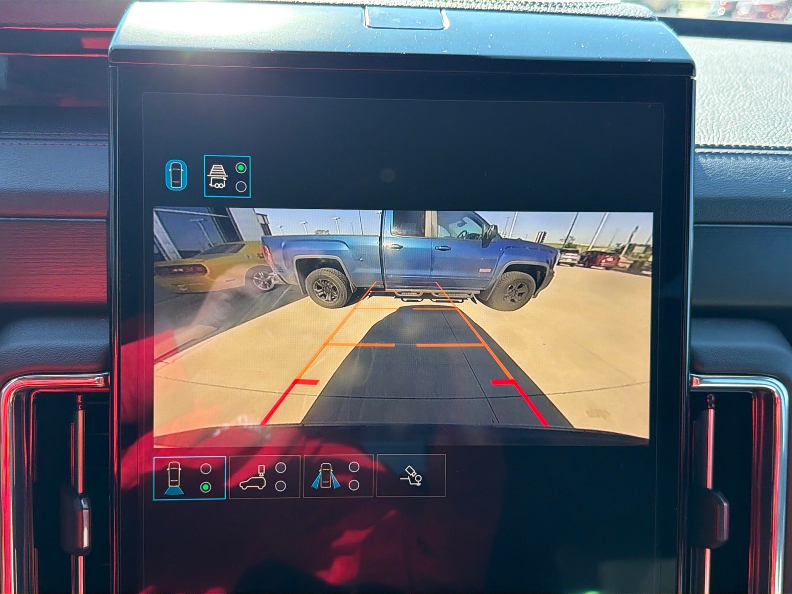 Used 2025 GMC Yukon XL Denali AWD/4WD image 18
