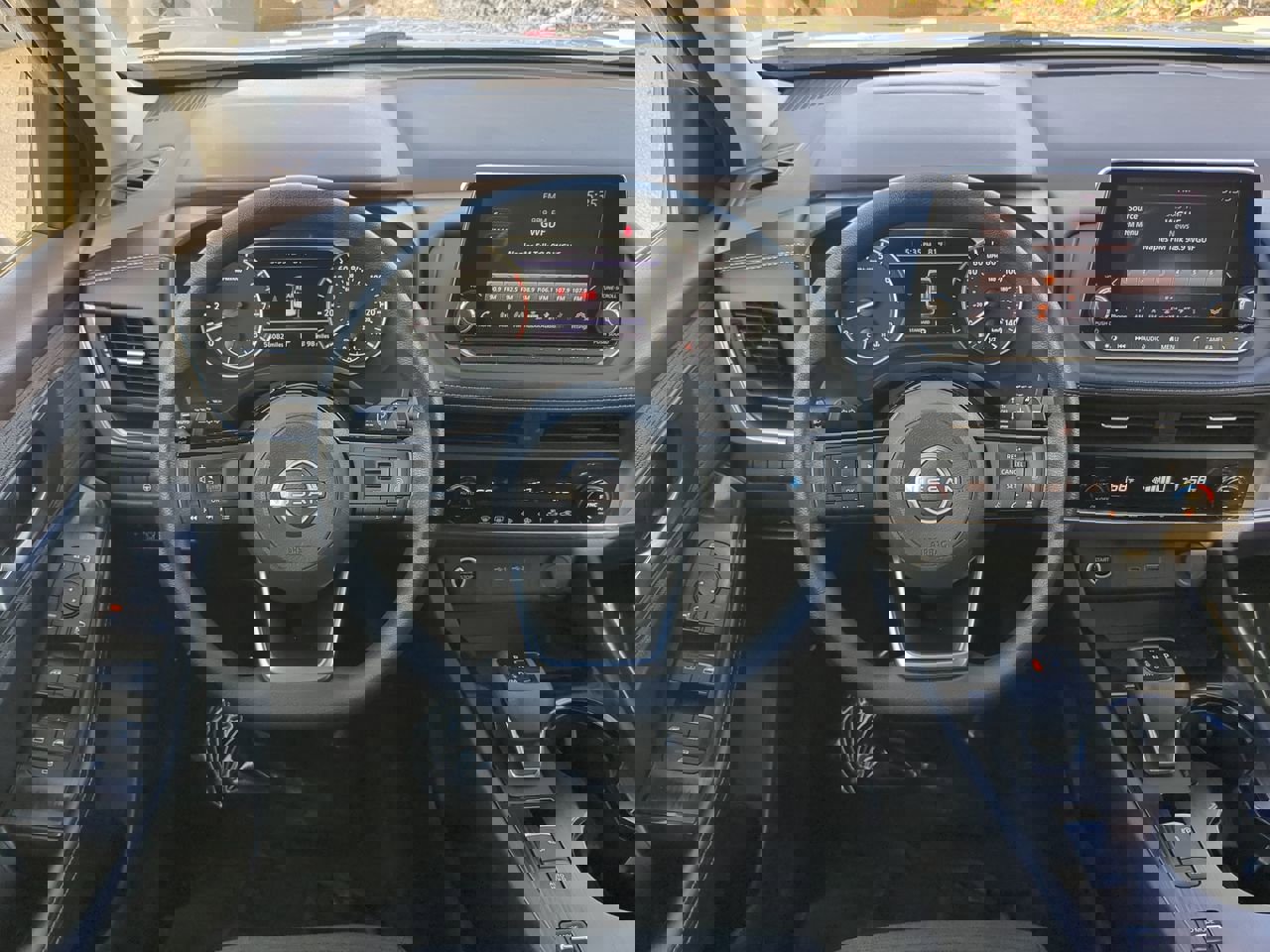 Used 2023 Nissan Rogue SV image 16