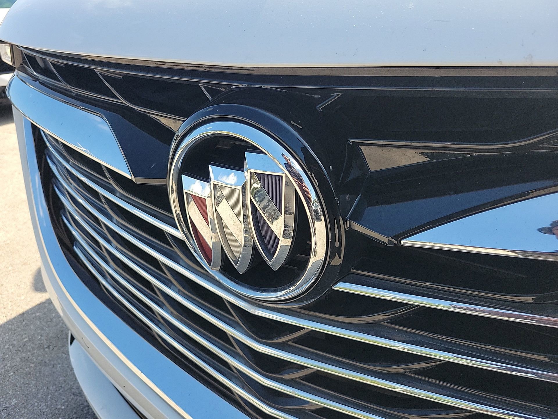 Used 2023 Buick Enclave Essence image 9