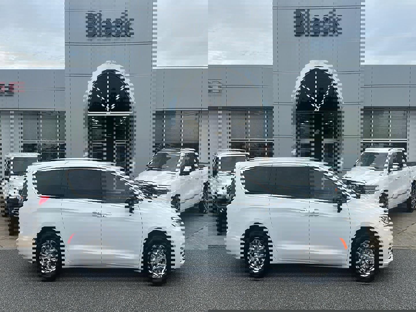 New 2026 Chrysler Pacifica Select image 3