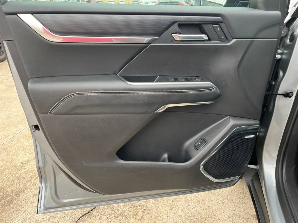 Used 2025 GMC Acadia Elevation image 13