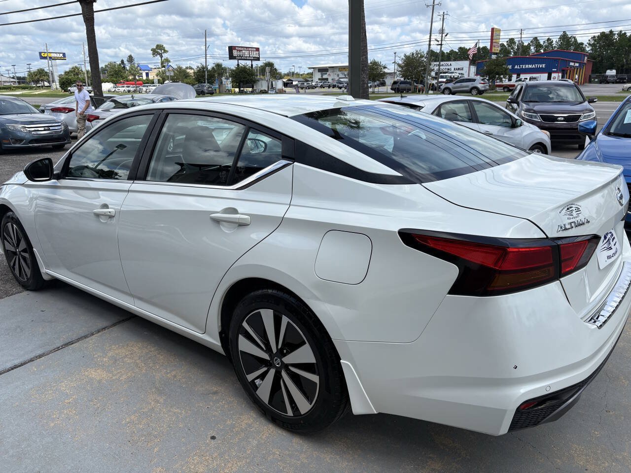 Used 2022 Nissan Altima 2.5 SR FWD image 2