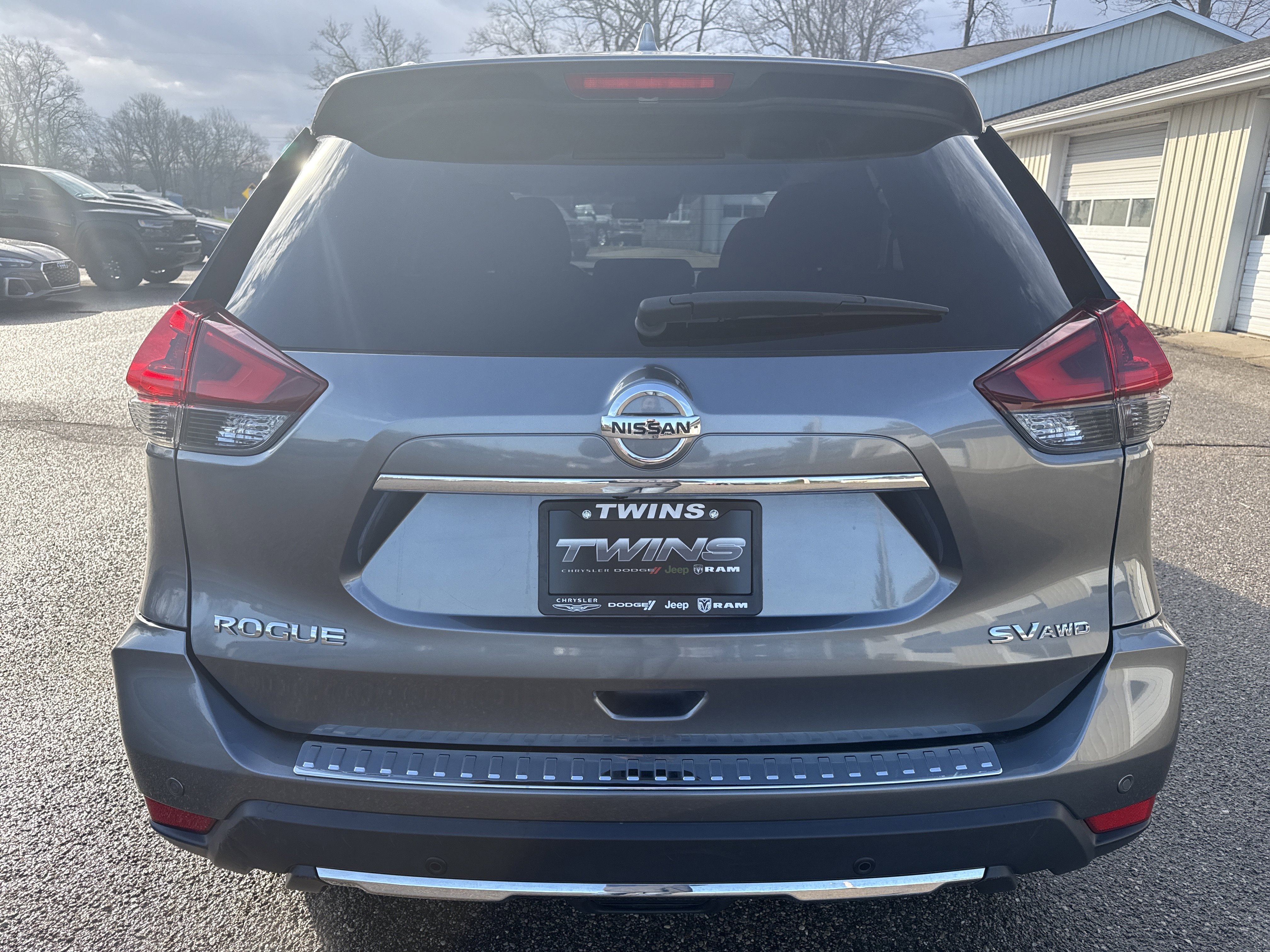 Used 2019 Nissan Rogue SV w/ Premium Package image 4