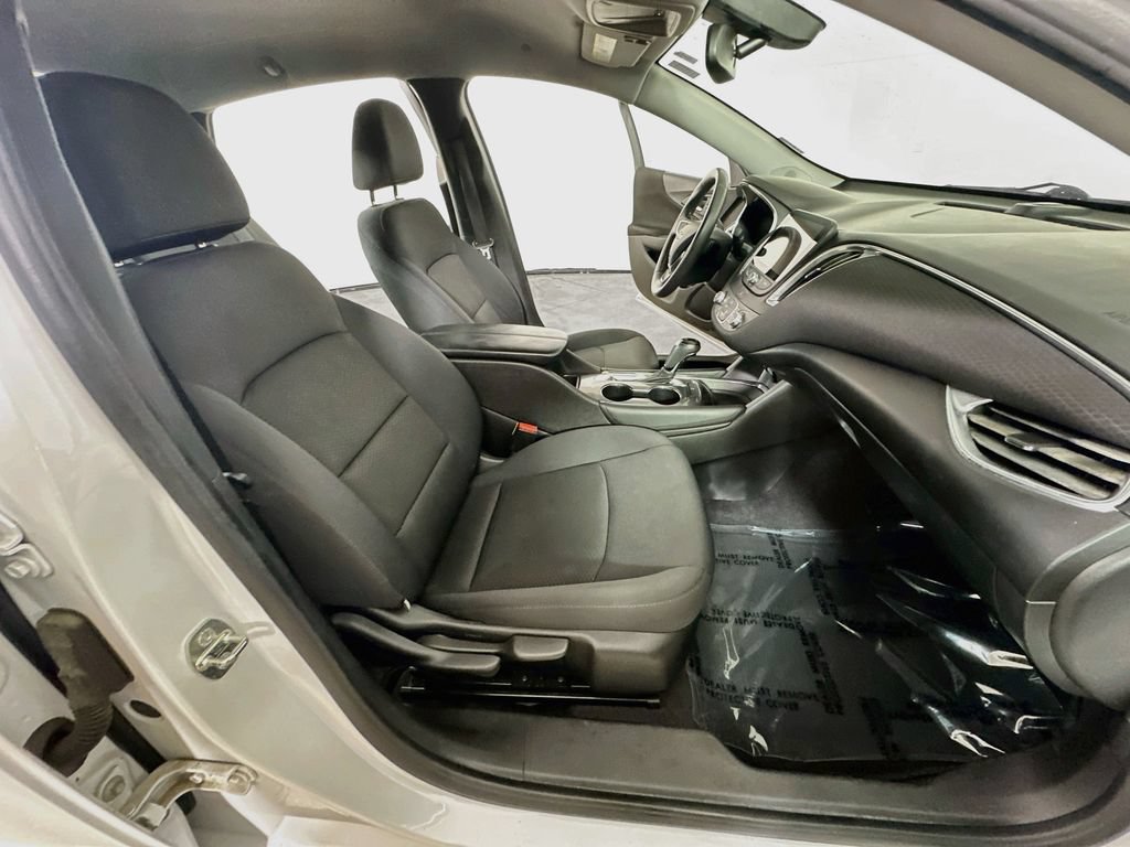 Used 2017 Chevrolet Malibu LT FWD image 12