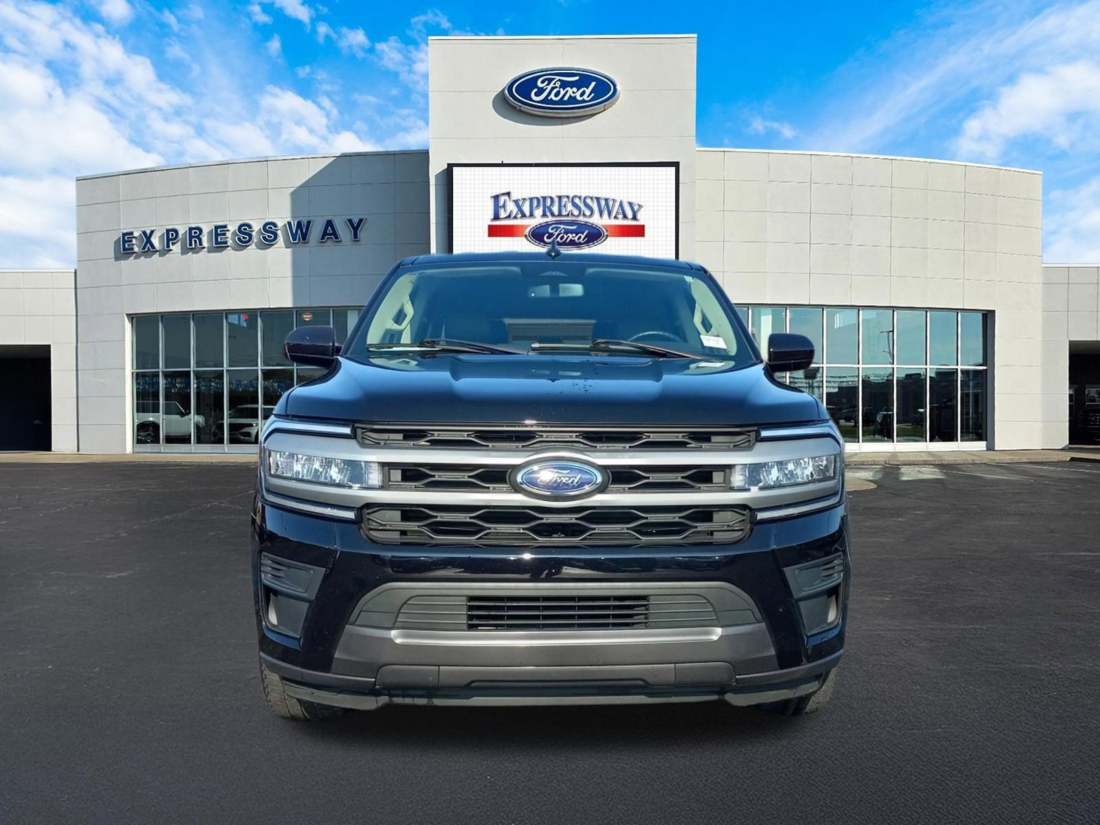 Used 2024 Ford Expedition XLT image 3