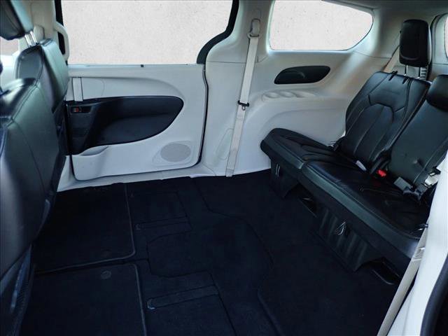 Used 2023 Chrysler Pacifica Touring-L FWD image 10