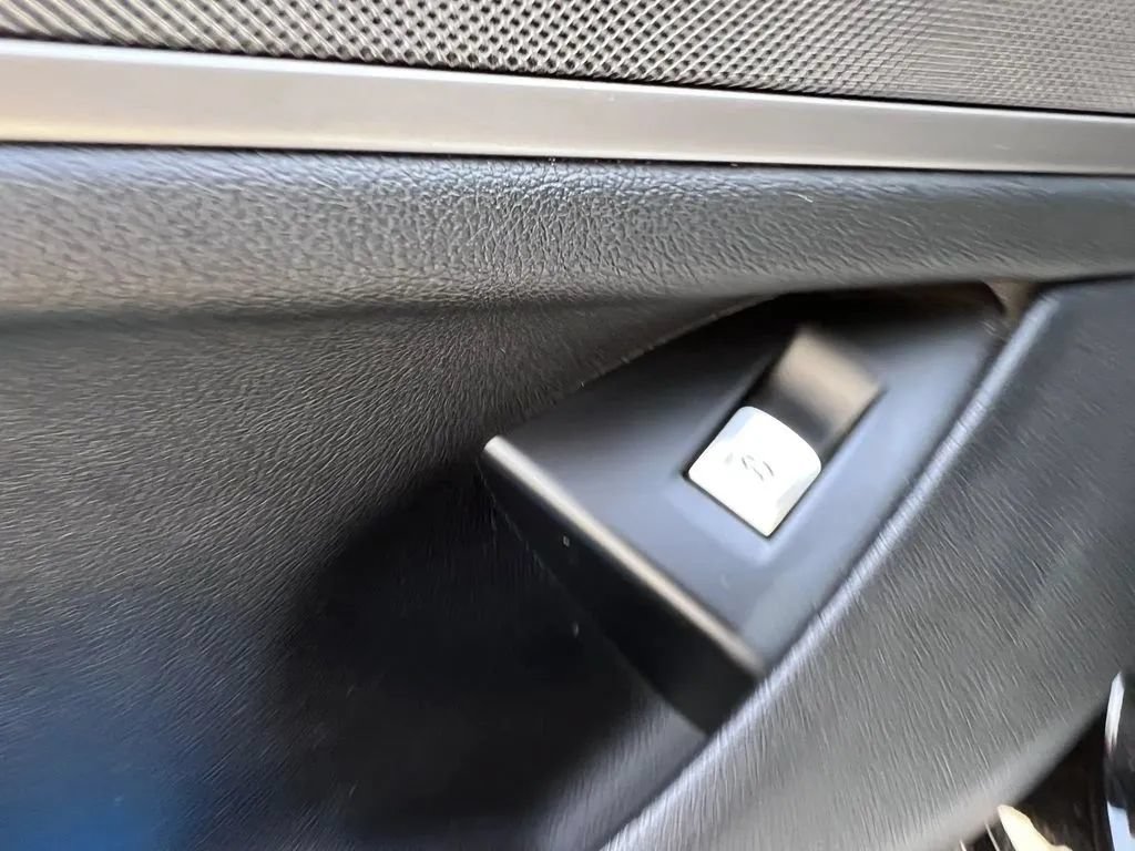 Used 2018 BMW 740i RWD image 25