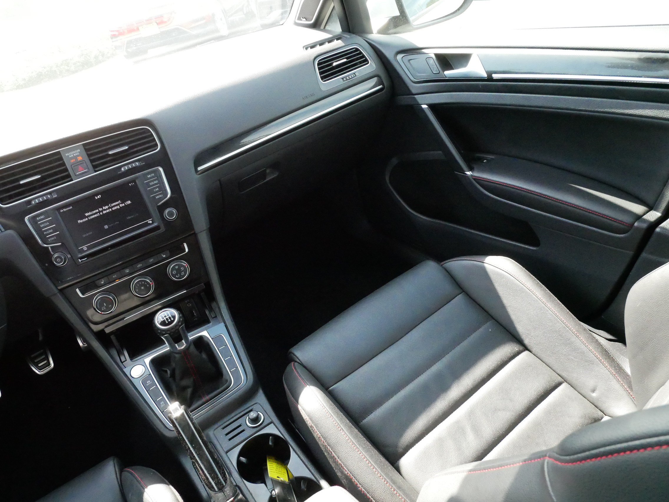 Used 2017 Volkswagen GTI SE FWD image 11
