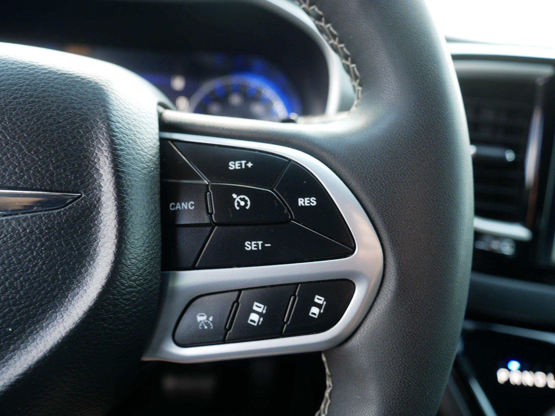 Used 2025 Chrysler Pacifica Select FWD image 29
