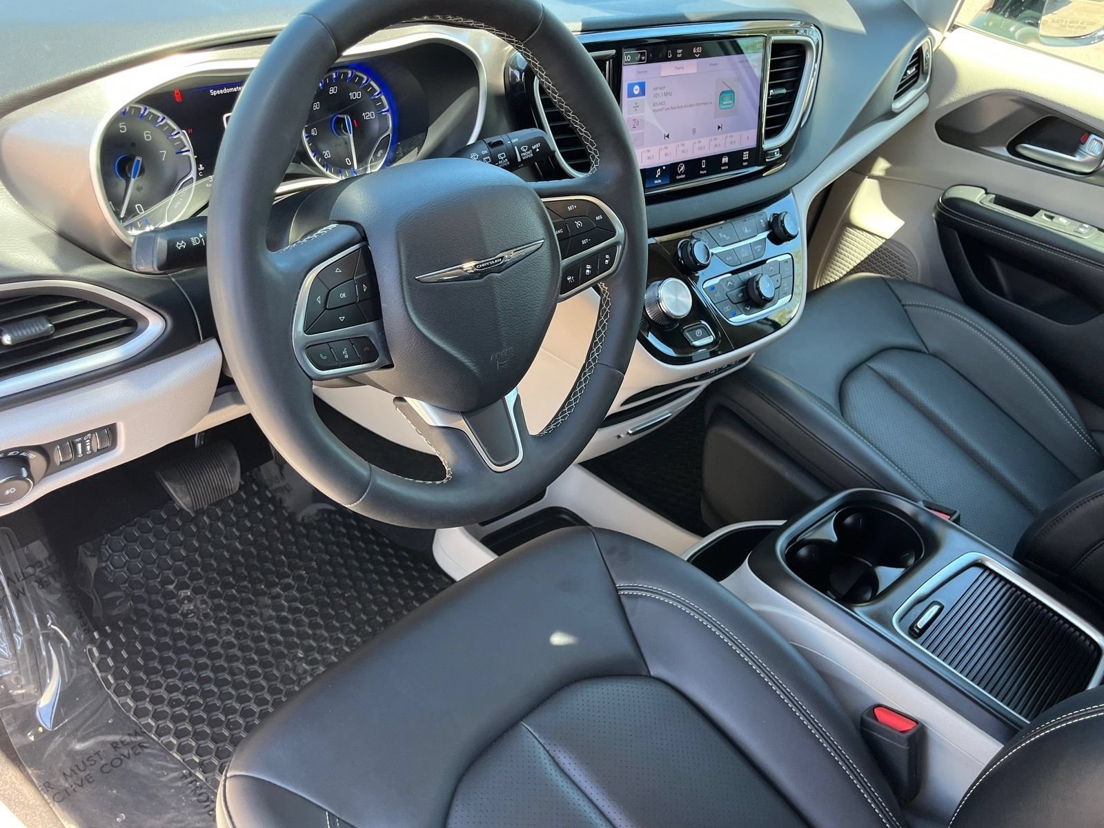 Used 2024 Chrysler Pacifica Touring-L FWD image 16