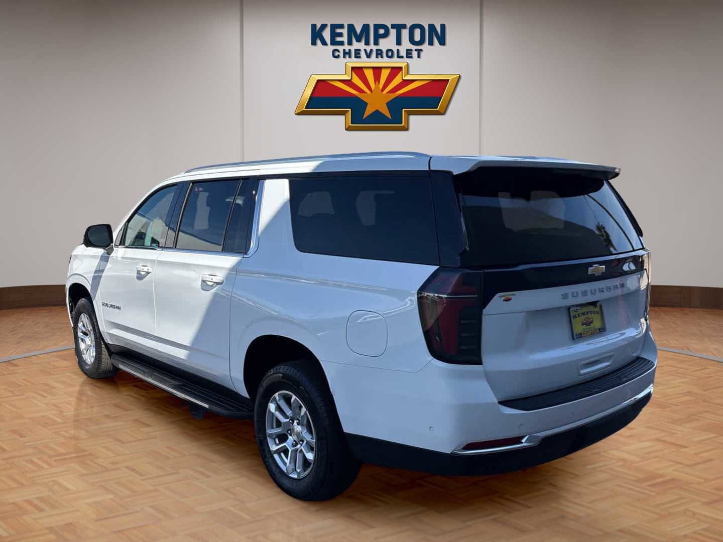 Used 2025 Chevrolet Suburban LS RWD image 4