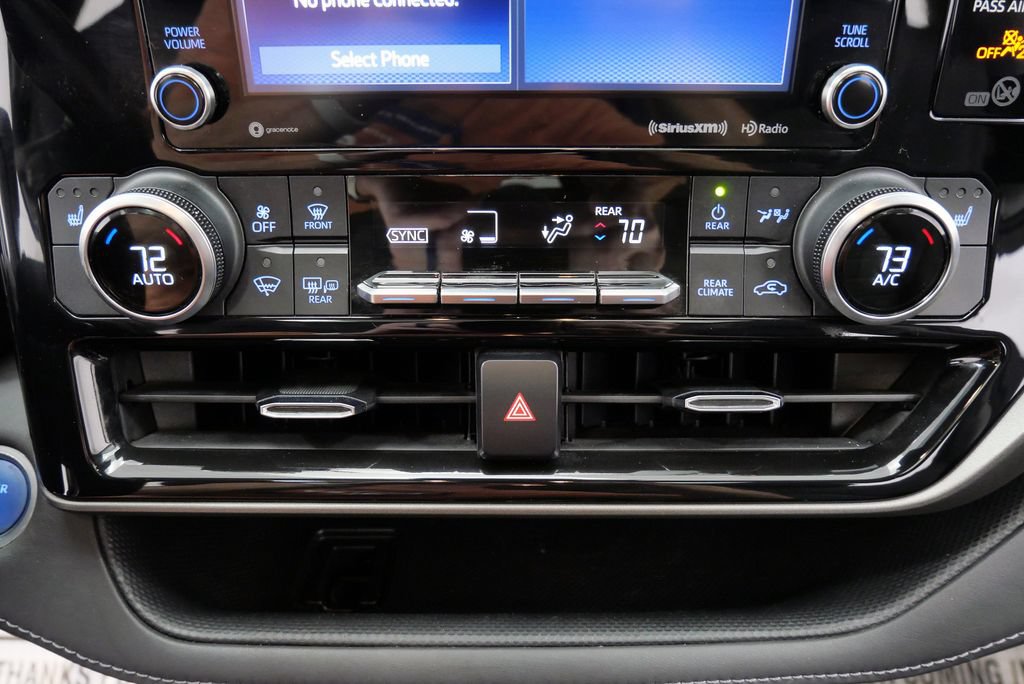 Used 2021 Toyota Highlander XLE AWD/4WD image 31