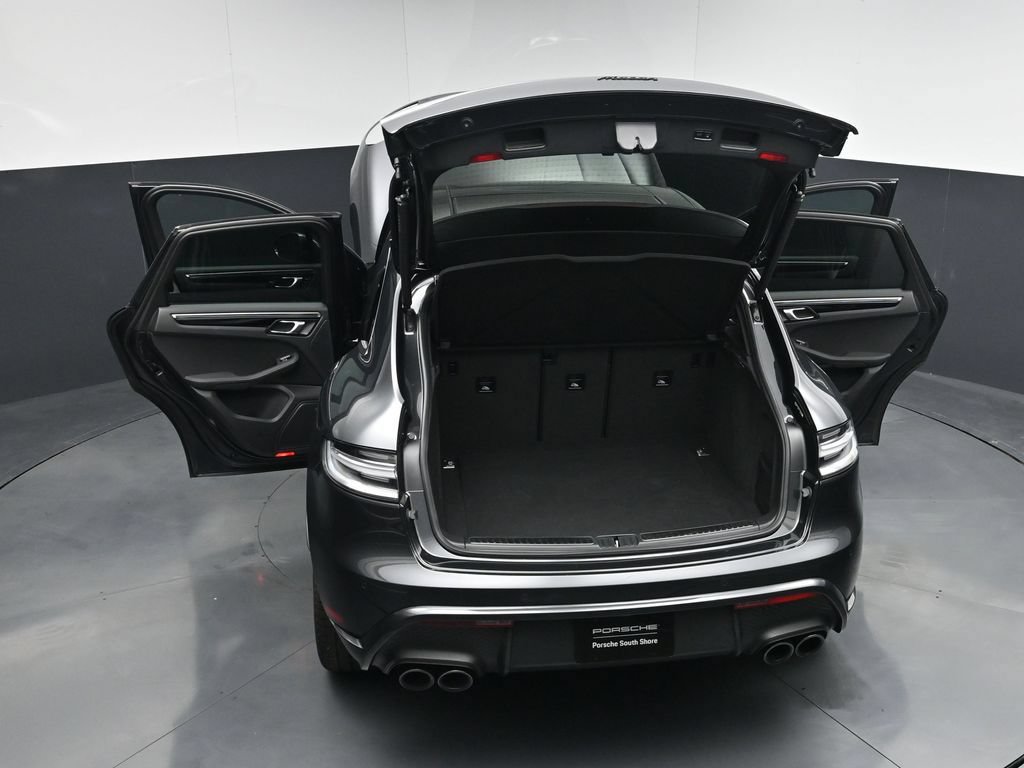 Certified 2025 Porsche Macan AWD/4WD image 33