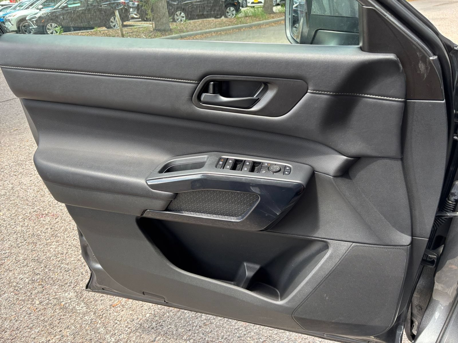 Used 2025 Nissan Pathfinder SV FWD image 18