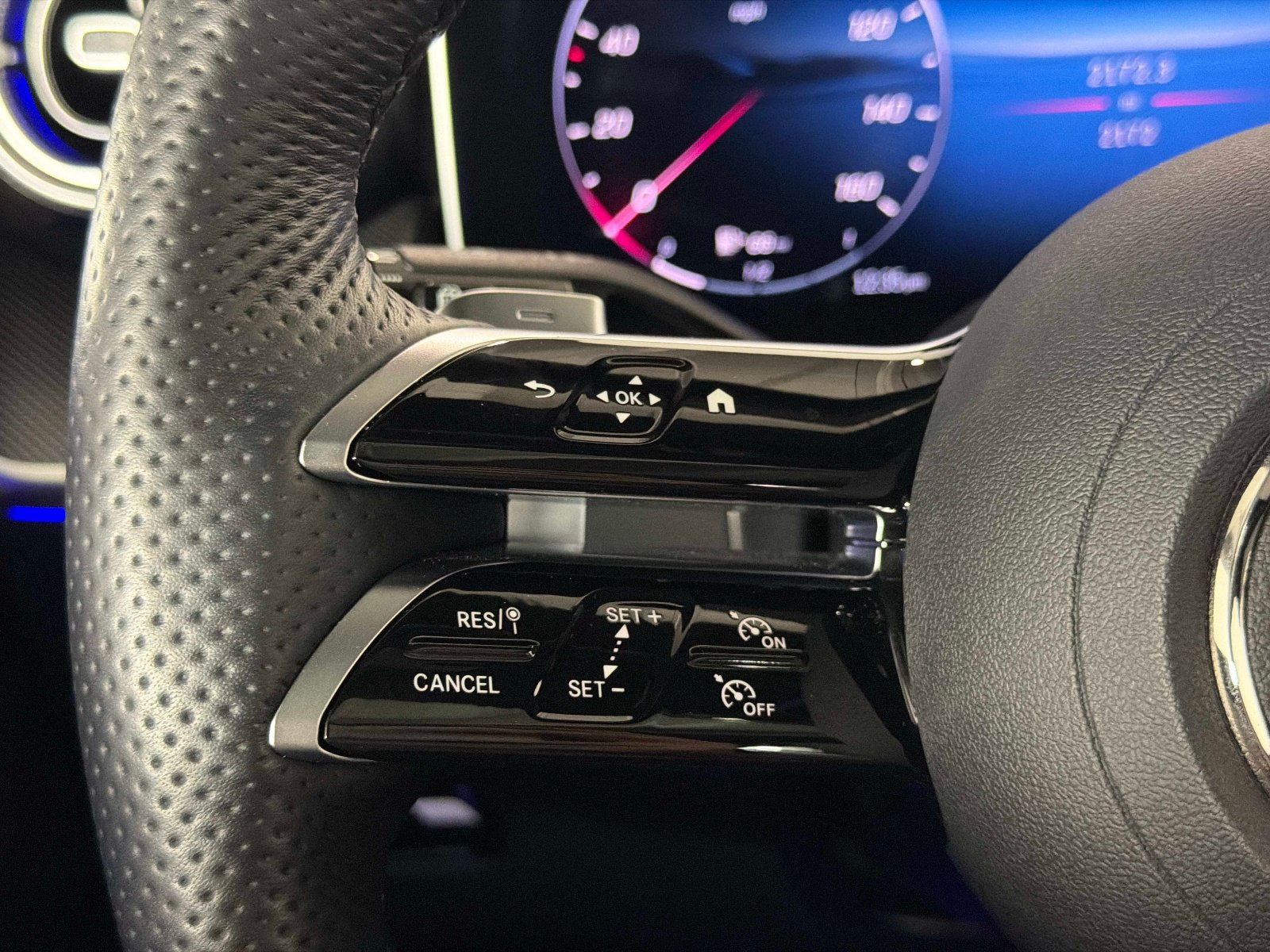 Used 2025 Mercedes-Benz GLC 300 4MATIC w/ AMG Line image 46