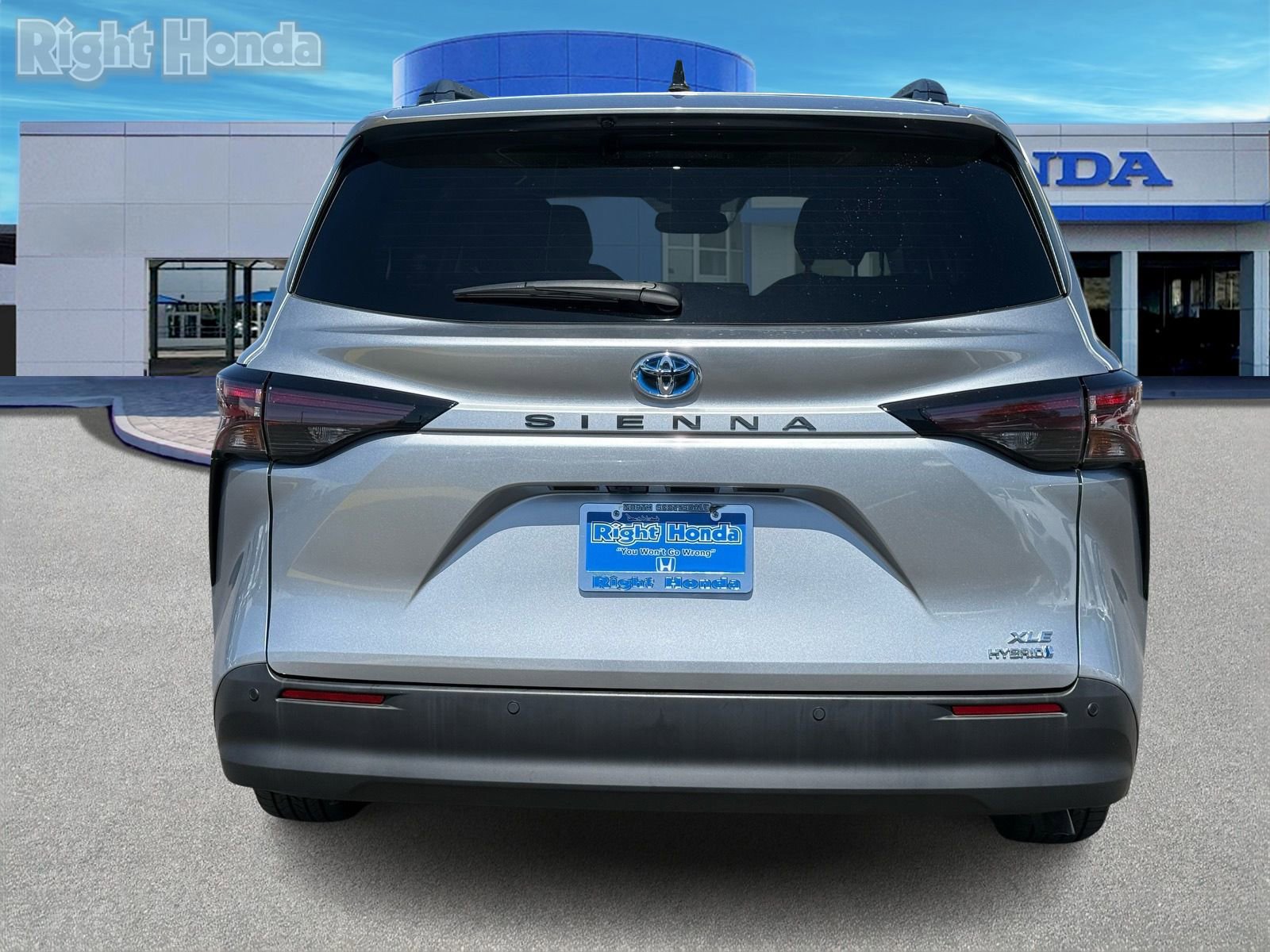 Used 2024 Toyota Sienna XLE FWD image 7