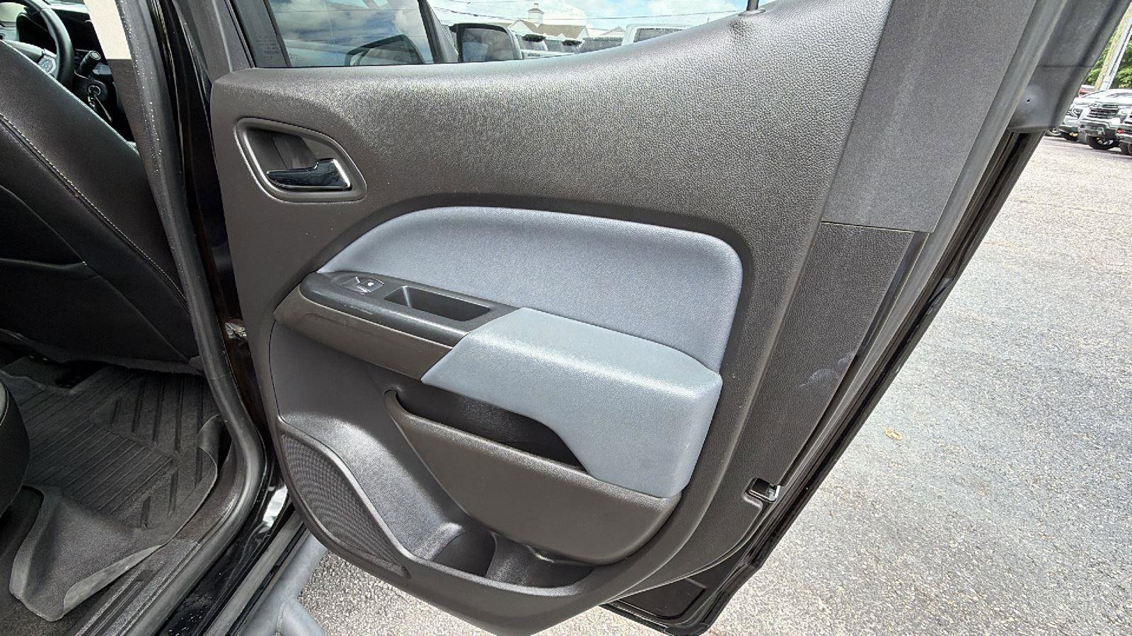 Used 2016 Chevrolet Colorado Z71 AWD/4WD image 17