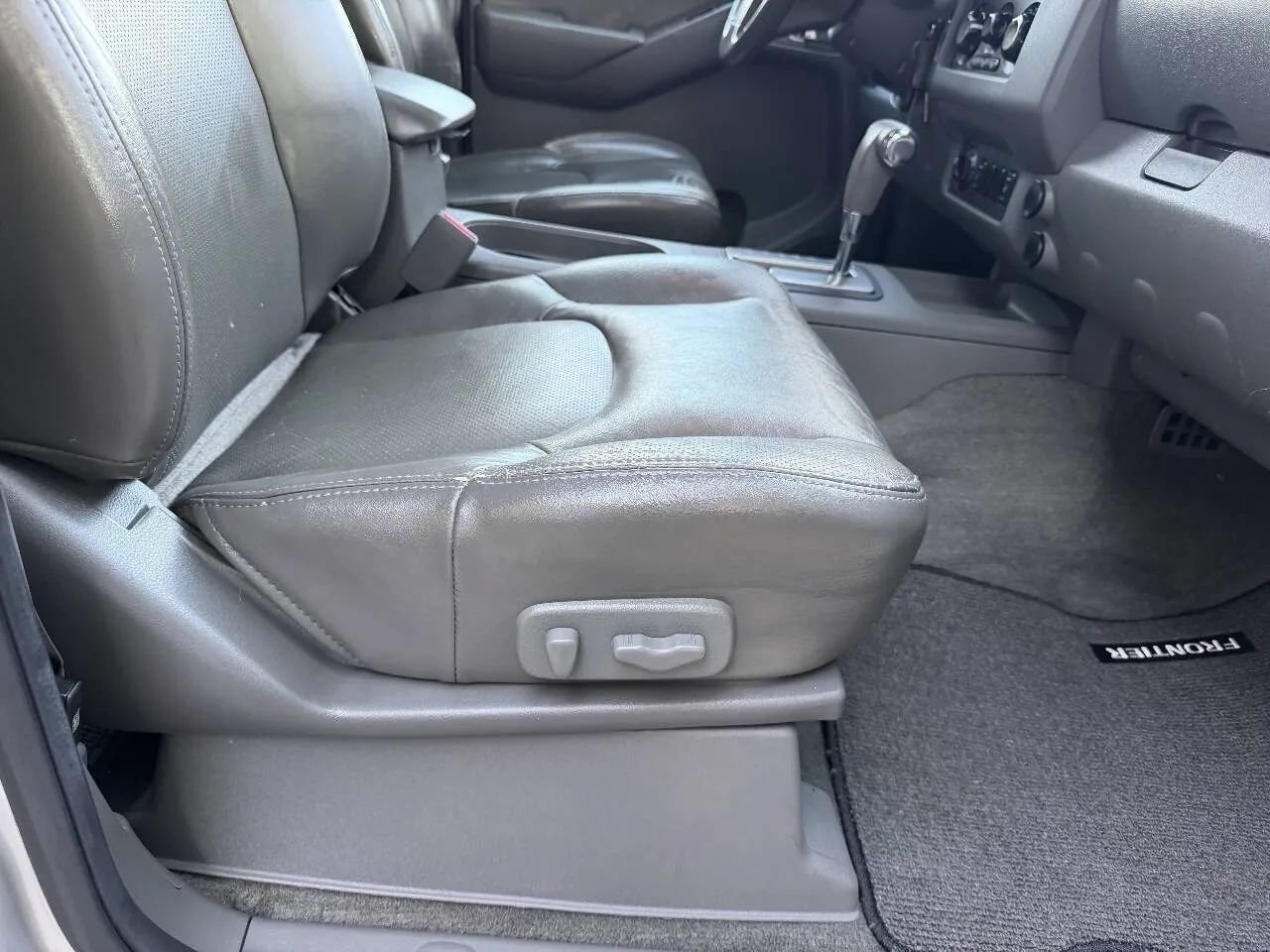 Used 2005 Nissan Frontier LE w/ (X01) Leather Pkg AWD/4WD image 35