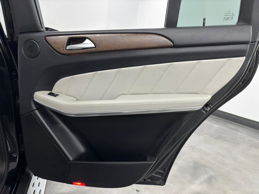 Used 2015 Mercedes-Benz GL 550 4MATIC image 30