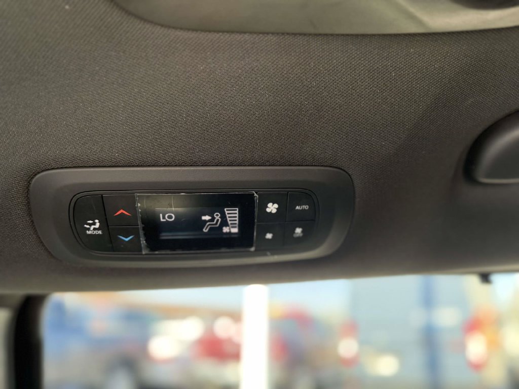 Used 2018 Chrysler Pacifica Touring-L Plus w/ Advanced Safetytec Group FWD image 18