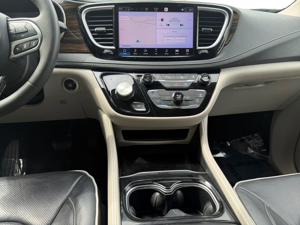 Used 2023 Chrysler Pacifica Limited FWD image 11
