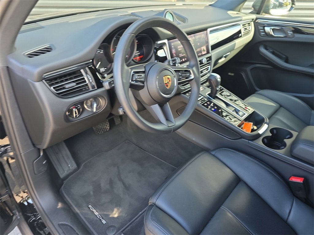Used 2025 Porsche Macan image 4