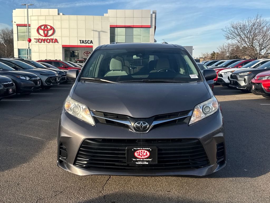 Used 2018 Toyota Sienna LE image 2