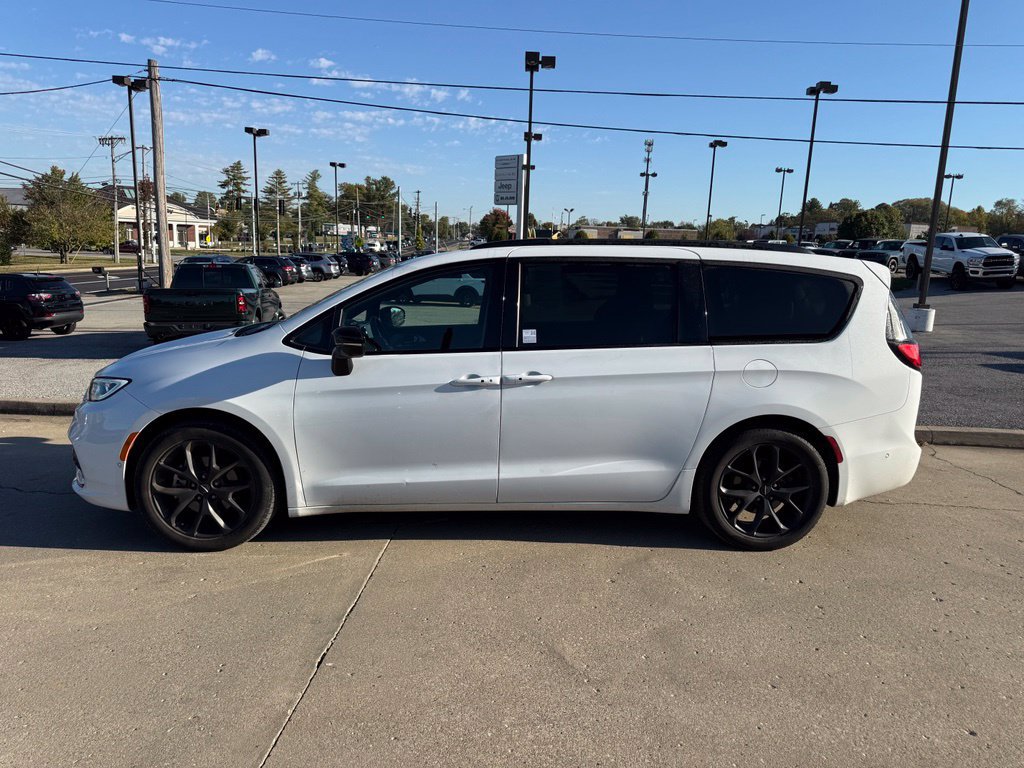 Used 2024 Chrysler Pacifica Limited w/ Uconnect Theater Family Group FWD image 9