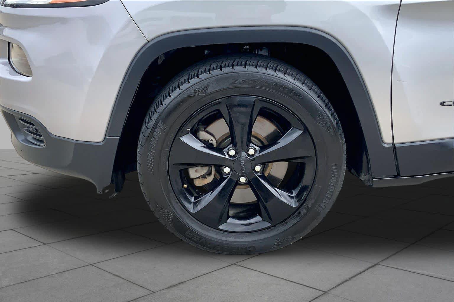 Used 2016 Jeep Cherokee Sport FWD image 11
