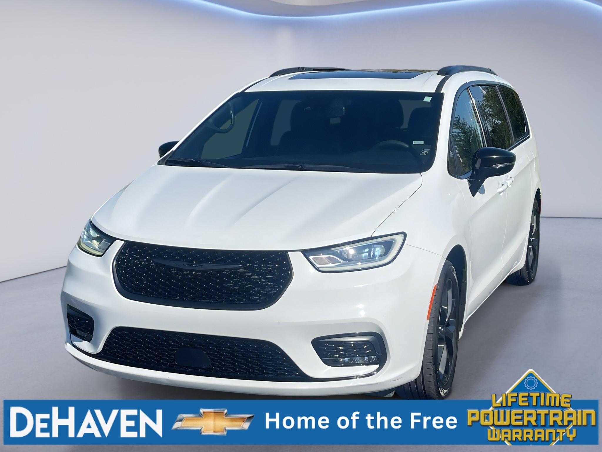 Used 2025 Chrysler Pacifica Limited FWD image 1