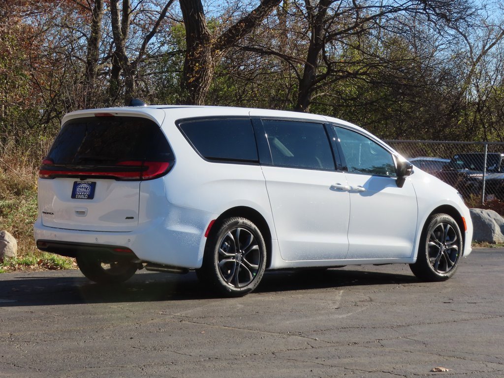 New 2026 Chrysler Pacifica Select image 3