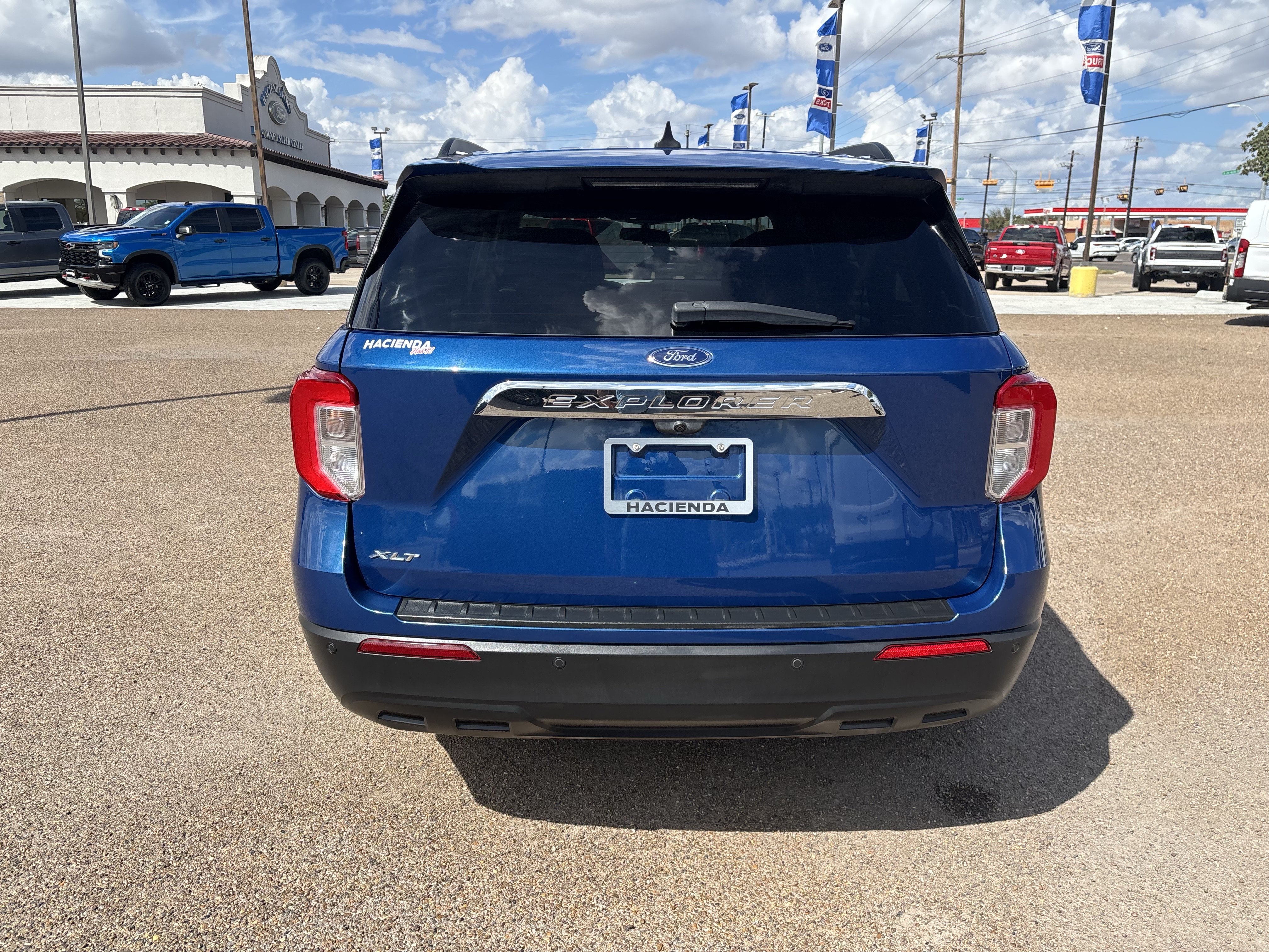 Certified 2022 Ford Explorer XLT RWD image 3
